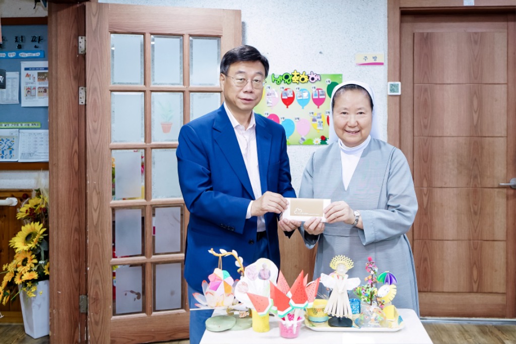 신상진 성남시장이 23일 추석 명절을 앞두고 노인요양시설인 _인보의집_을 방문해 위문금을 전달하고 있다.jpg