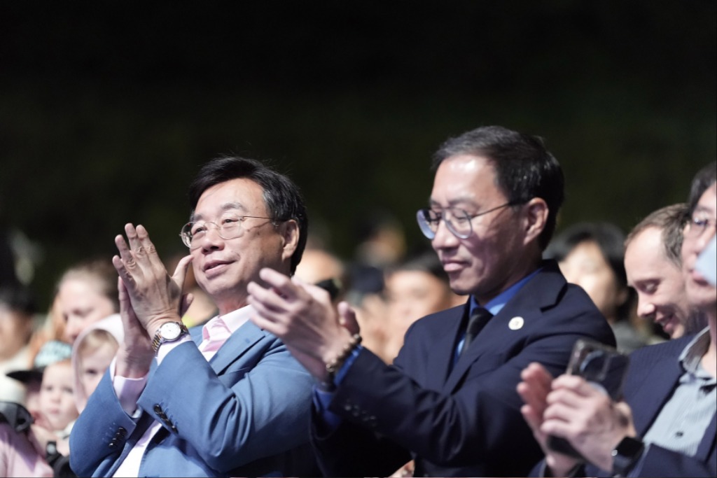 총무과-신상진 성남시장과 프레드 정 미국 풀러턴 시장이 28일 드론 라이트 쇼 등 성남 페스티벌 피날레 함께 하고 있다.jpg