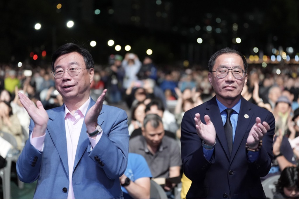총무과-신상진 성남시장과 프레드 정 미국 풀러턴 시장이 28일 드론 라이트 쇼 등 성남 페스티벌 피날레 함께 하고 있다1.jpg