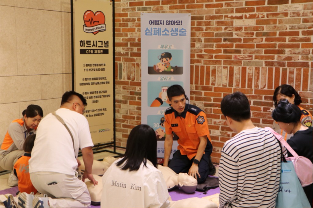 심폐소생술 및 자동심장충격기(AED) 사용법 교육을 진행하는 모습.jpg