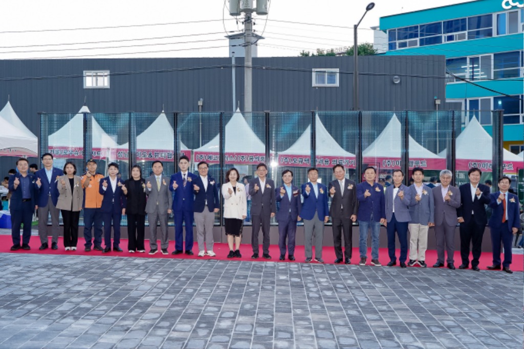 성남하이테크밸리 미디어광장 개장식에서 신상진 성남시장과 참석자들이 미디어월 앞에서 기념촬영을 하고 있다..jpg
