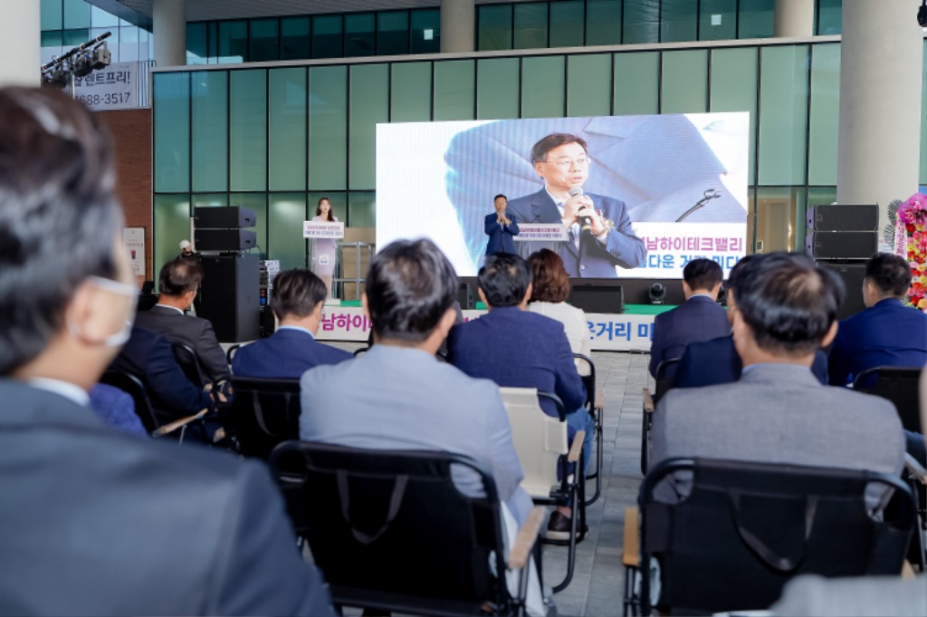신상진 성남시장이 미디어광장 개장식에서 기념사를 하고 있다..jpg