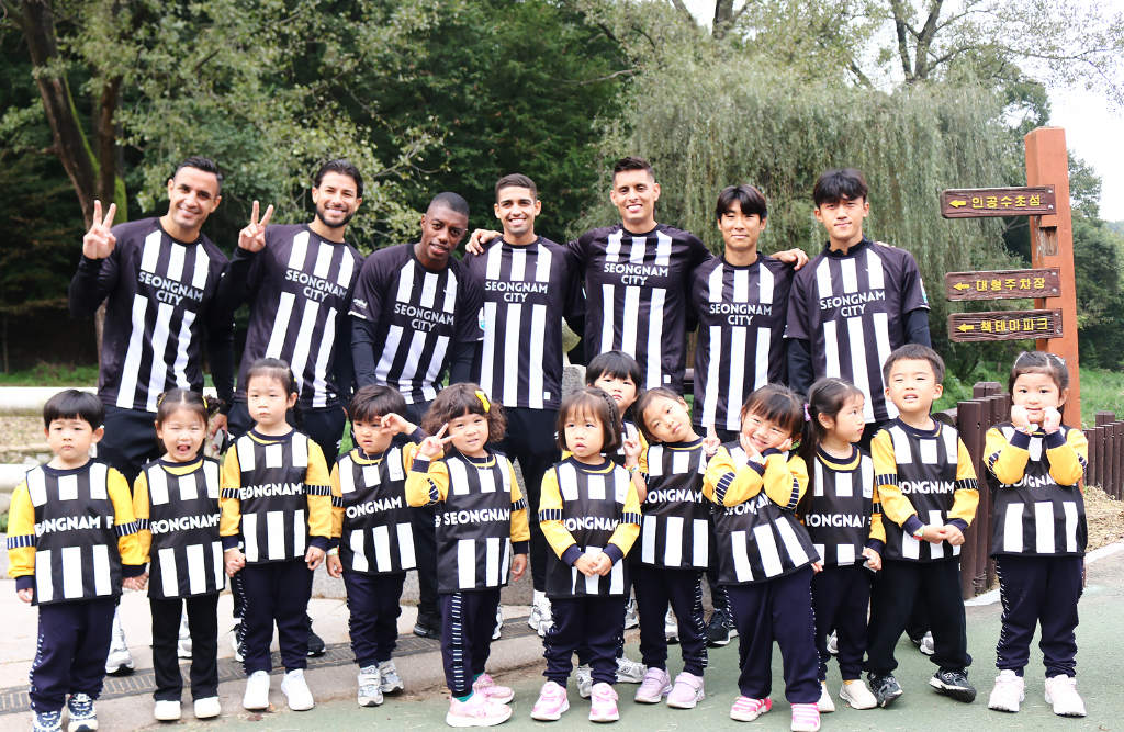 [이미지] 성남FC, 1,600명 어린이와 함께 걸으며 지역밀착 ‘첫 응원 구단 프로젝트’ 실천 (2).png