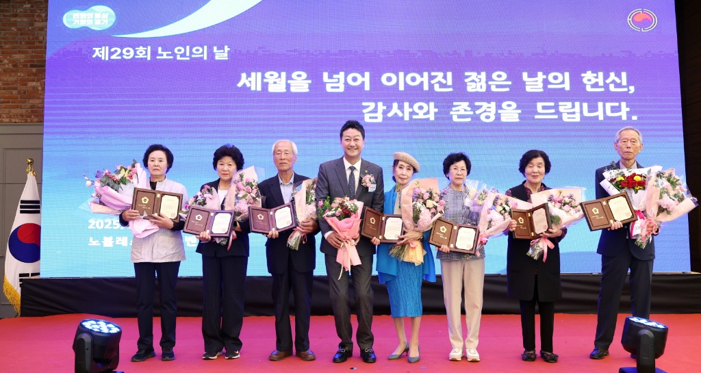 250930 김진경 의장, 제29회 노인의 날 기념식 참석, 어르신들은 새로운 세대 이끄는 동반자...적극 지원할 것 (3).jpg