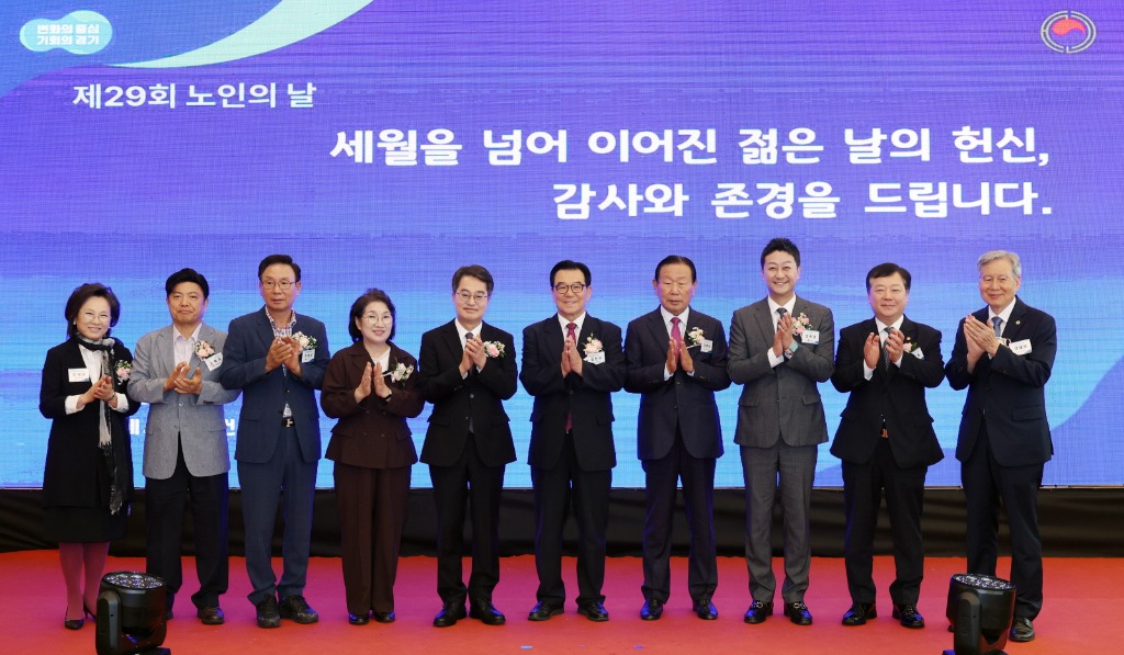 250930 김진경 의장, 제29회 노인의 날 기념식 참석, 어르신들은 새로운 세대 이끄는 동반자...적극 지원할 것 (4).jpg