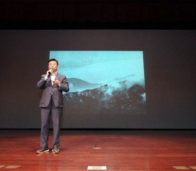 신상진 성남시장이 ‘2025 성남 포토콘서트’에 참석해 인사말을 전하고 있다 (1).jpg width: 100%; height : 150px