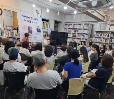 북토크를 하고 있는 최진영 작가와 시민들.jpg