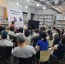 북토크를 하고 있는 최진영 작가와 시민들.jpg
