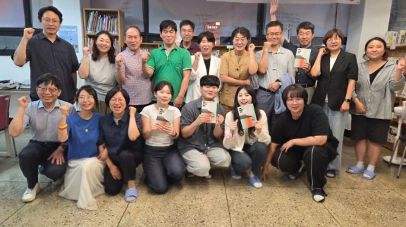 _의료재난의 시대_ 북토크후 사진촬영하는 시민들.jpg