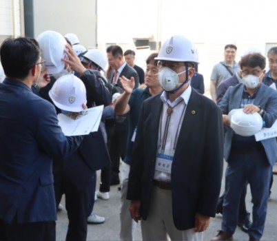 250904 윤성근 의원, ‘방염물품 실화재 실험’ 현장 참관...화재 확산 억제 효과 직접 확인 (1).jpg width: 100%; height : 150px