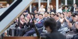 신상진 성남시장과 개관식 참석자들이 뮤직홀 개관 축하 공연을 감상하고 있다..jpg
