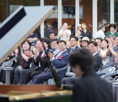 신상진 성남시장과 개관식 참석자들이 뮤직홀 개관 축하 공연을 감상하고 있다..jpg width: 100%; height : 150px