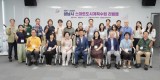 스마트도시과-신상진 성남시장이 6일 시청 모란관에서 열린 _성남시 스마트 도시계획 수립 리빙랩_ 4차 보고회에서 시민참여단과 단체사진을 찍고 있다. .jpg
