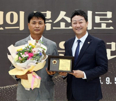 250907_김진경 의장, 시흥 공동체 리더인 이화수, 신철균 회장에 지역발전 유공 표창 수여.jpg width: 100%; height : 150px