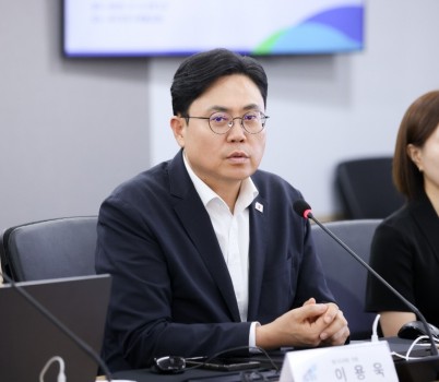 250908 이용욱 의원, 경기도사회적경제위 위원 위촉... 사회적경제 공동체와 연대 약속 (1).jpg width: 100%; height : 150px