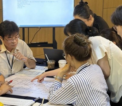 분당구보건소-지난해 7월 신종감염병 대비 도상 훈련 때 감염병 역학조사 및 방역조치 토의 중(자료사진).jpg width: 100%; height : 150px