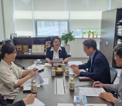 이서영 도의원, 경기도-국방부 상생발전협의체 공동대표 김상수 실장과 서울공항 고도제한 해결 논의.jpg width: 100%; height : 150px