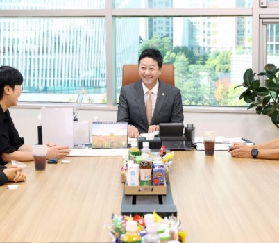 250911_김진경 의장, 시흥시 이동노동자 이동 쉼터 확충 논의1.jpg width: 100%; height : 150px