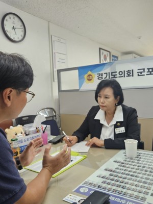 250911 정윤경 부의장, 군포중학교 축구부 버스 예산 지원 진행 상황에 대한 정담회 가져 (1).jpg