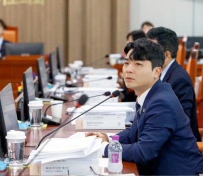 250915 정동혁 의원, 데이터·참여·AI로 무장한 ‘디지털 의정 조례’ 상임위 통과.jpg width: 100%; height : 150px