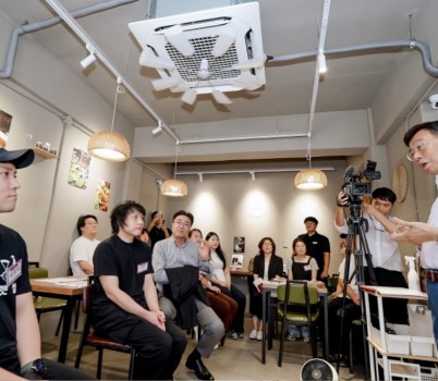 청년청소년과-성남시는 15일 중원구 성남동 도담길 내 햇쌀(쌀국수 가게)에서 ‘소규모 점포 청년창업 지원사업 성과공유회’를 열었다.jpg width: 100%; height : 150px