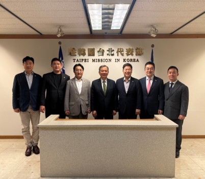 250917 김성수 의원, 대만 대표와 교육청 MOU 제안... 경기도 청소년 국제 교류 물꼬 튼다(1).jpg width: 100%; height : 150px