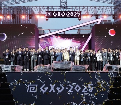 신상진 성남시장을 비롯한 주요내빈들이 _GXG 2025_ 개막식 후 기념촬영을 하고 있다 (2).jpg width: 100%; height : 150px