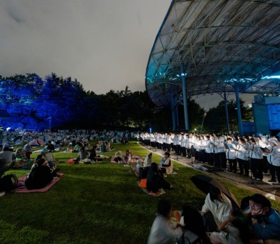 2025 성남페스티벌 메인콘텐츠 _시네포레스트_동화_에 참여한 1000명의 시민합창단.jpg width: 100%; height : 150px