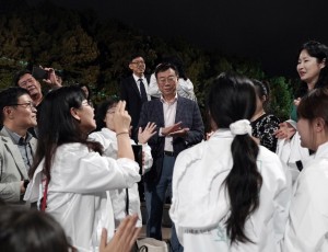 개막식을 마치고 시민들과 대화를 나누고 있다.jpg