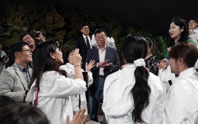 개막식을 마치고 시민들과 대화를 나누고 있다.jpg