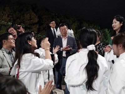 개막식을 마치고 시민들과 대화를 나누고 있다.jpg
