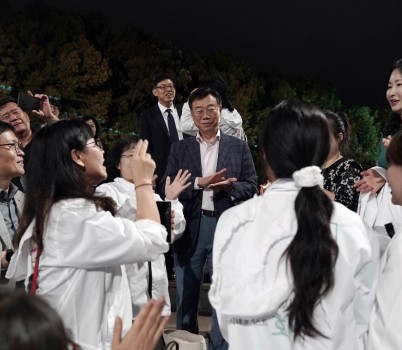 개막식을 마치고 시민들과 대화를 나누고 있다.jpg width: 100%; height : 150px