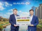 대중교통과-2025년 대원버스 이웃돕기 사랑의 물품 전달식에 참여하는 신상진성남시장과 KD그룹 허덕행 기획조정실장.jpg