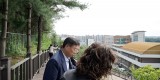 신상진 성남시장이 22일 성남혜은학교에서 단대근린공원과 학교를 연결하는 안전보행로(목재데크) 완공 현장을 방문해 180m 목재데크를 직접 걸어보며 시설을 점검하고 있다 (2).jpg