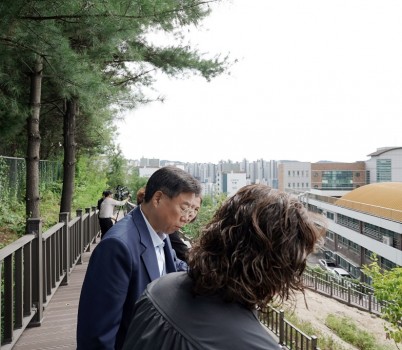 신상진 성남시장이 22일 성남혜은학교에서 단대근린공원과 학교를 연결하는 안전보행로(목재데크) 완공 현장을 방문해 180m 목재데크를 직접 걸어보며 시설을 점검하고 있다 (2).jpg width: 100%; height : 150px