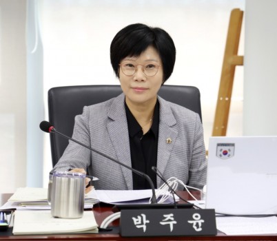 붙임1.박주윤 성남시의원.JPG width: 100%; height : 150px