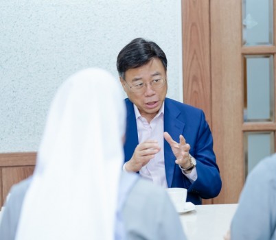 신상진 성남시장이 23일 수정구 소재 _인보의집_에서 시설 관계자들과 대화를 나누고 있다.jpg width: 100%; height : 150px