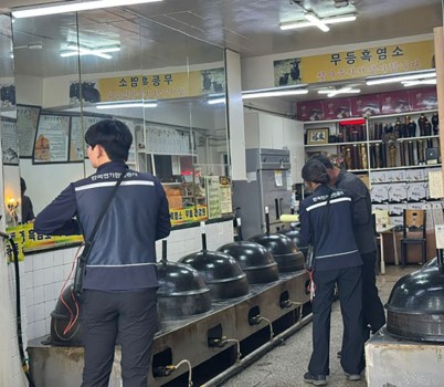 지역경제상권과-한국전기안전공사 관계자들이 추석 명절을 앞두고 모란시장에서 안전 점검을 실시하고 있다. .JPG width: 100%; height : 150px