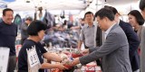 지역경제상권과-신상진 성남시장이 29일 추석을 앞두고 모란민속5일장을 방문, 상인들과 인사를 나누며 장바구니 물가를 점검하고 있다..jpg
