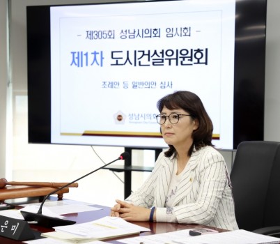 [보도자료 사진} 박은미의원.JPG width: 100%; height : 150px
