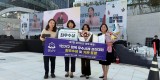 여성가족과-‘1인가구 정책 우수사례 경진대회’에서 최우수상을 받은 성남시 관계 부서 직원들이 기념사진을 찍고 있다.jpg