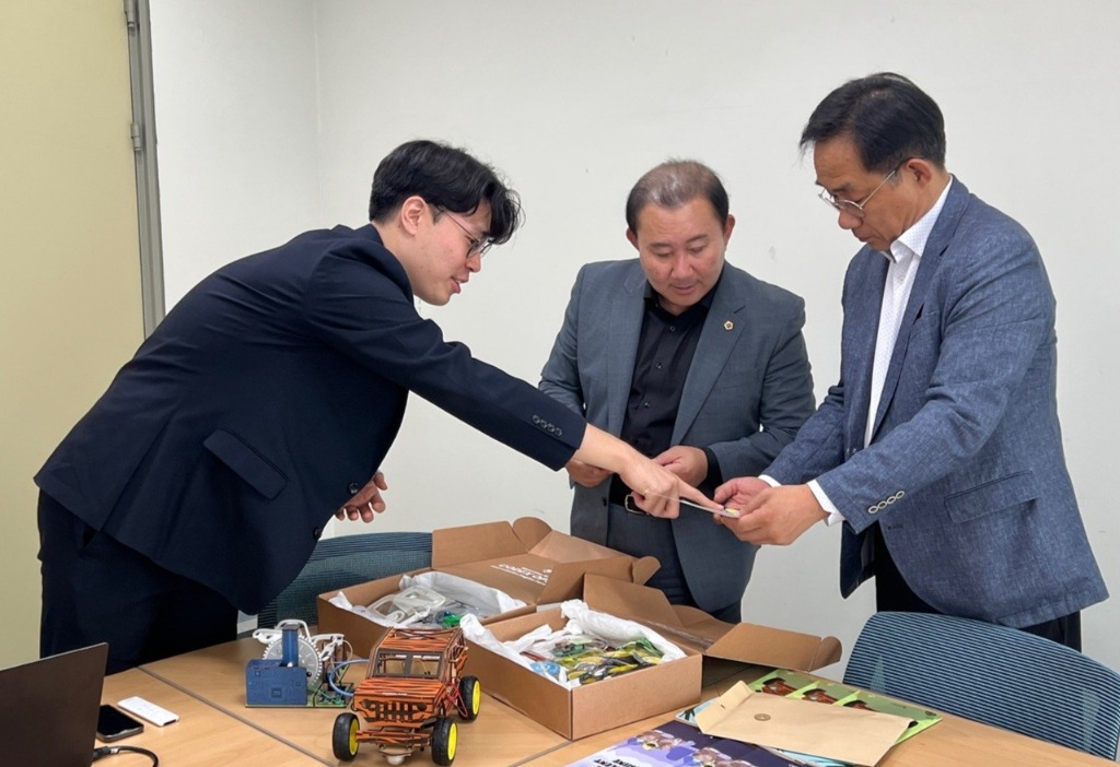 251001 김철진 의원, 중소기업의 막막한 해외진출 돕기 위한 현장간담회 개최 (2).jpg