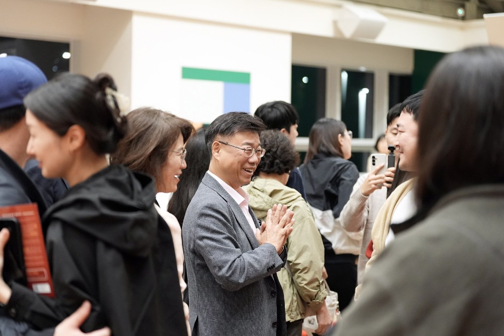 신상진 성남시장이 10일 성남물빛정원 뮤직홀에서 열린 임산부의 날 기념 음악회에 참석해 임신부들을 격려하고 있다..jpg