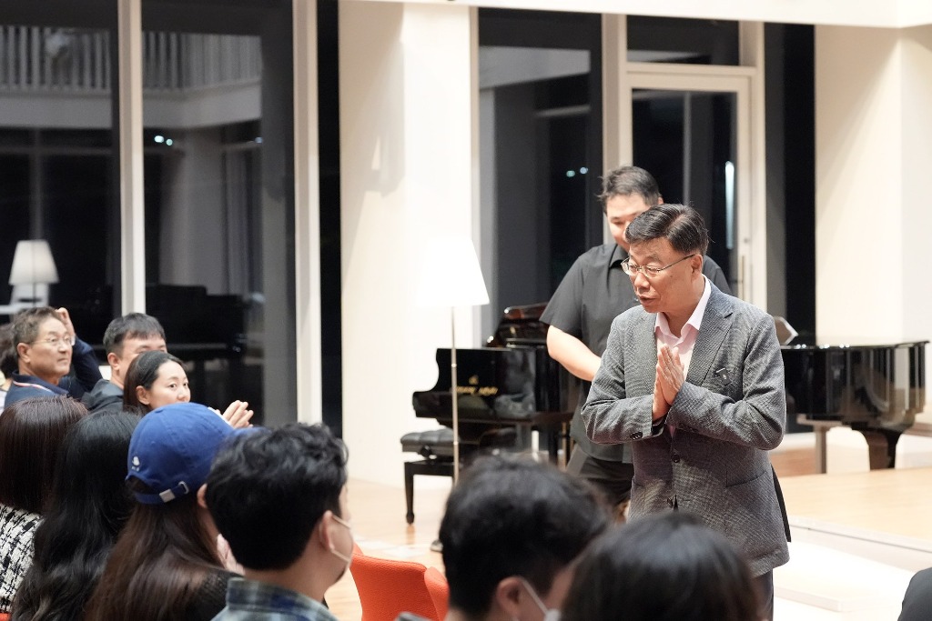 신상진 성남시장이 10일 성남물빛정원 뮤직홀에서 열린 임산부의 날 기념 음악회에 참석해 참석자들과 소통하고 있다.jpg