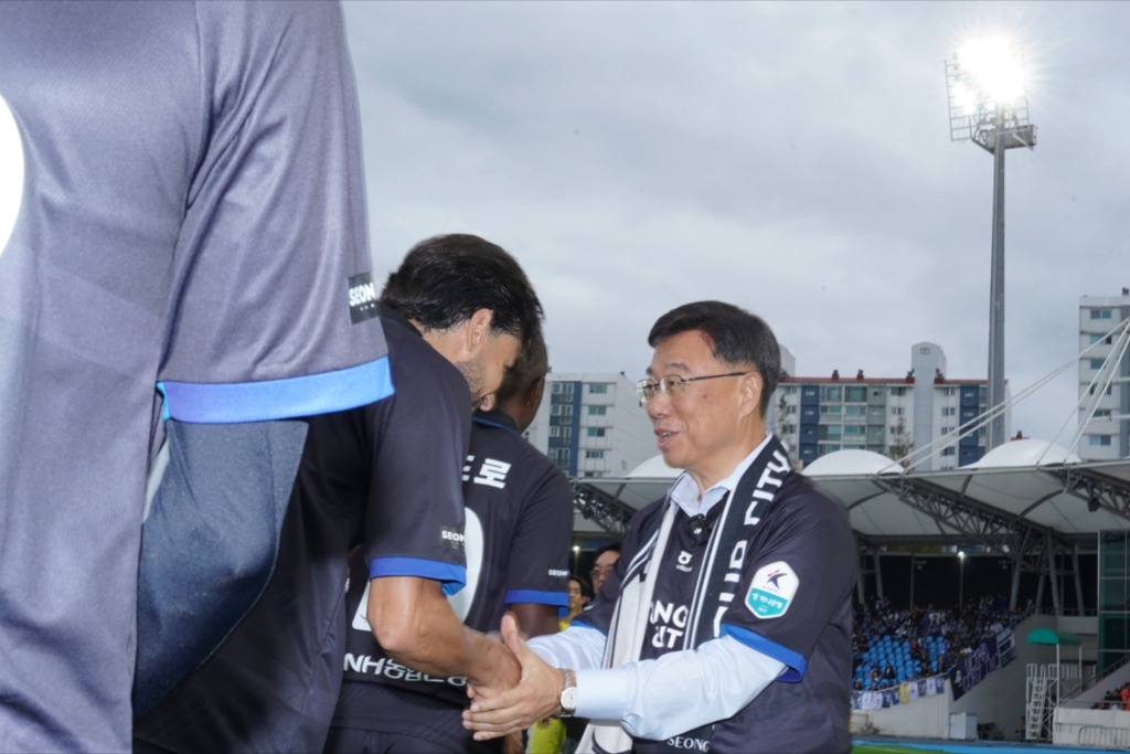신상진 성남시장이 12일 탄천종합운동장에서 열린 K리그2 제34라운드 성남FC 홈경기에서 선수단을 격려하고 있다.(2).jpg