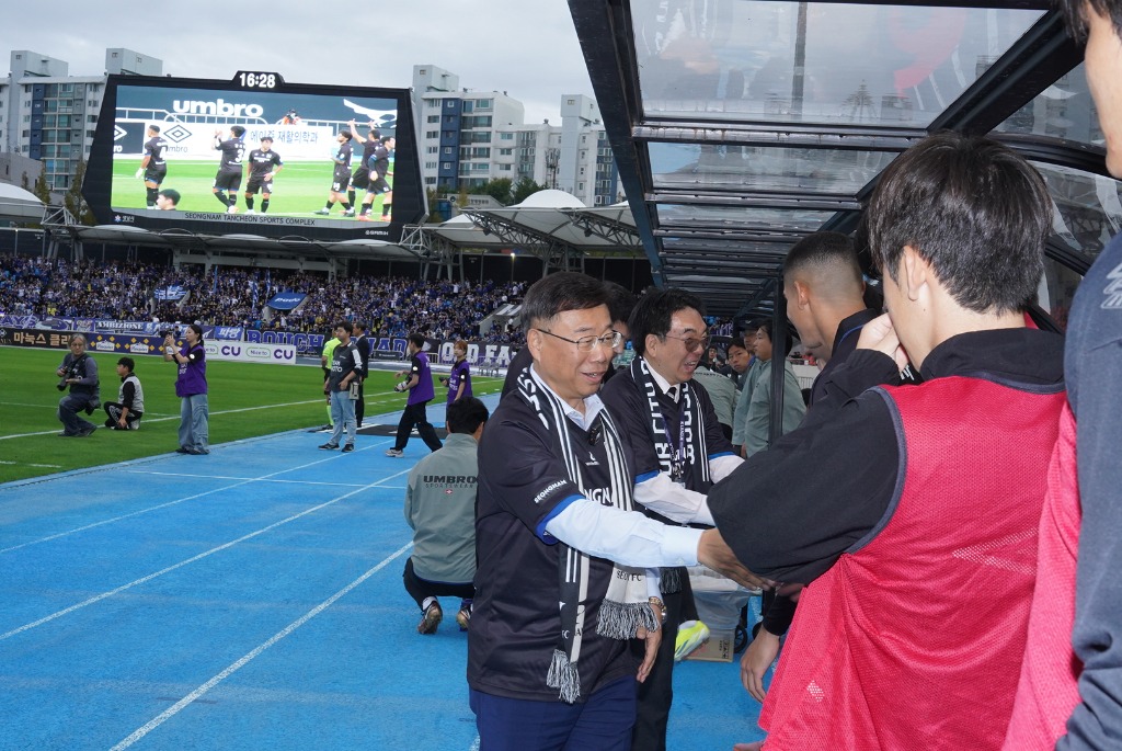 신상진 성남시장이 12일 탄천종합운동장에서 열린 K리그2 제34라운드 성남FC 홈경기에서 선수단을 격려하고 있다..jpg