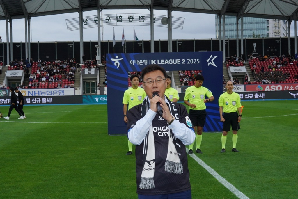 신상진 성남시장이 12일 탄천종합운동장에서 열린 K리그2 제34라운드 성남FC 홈경기에서 인사말을 하고 있다..jpg