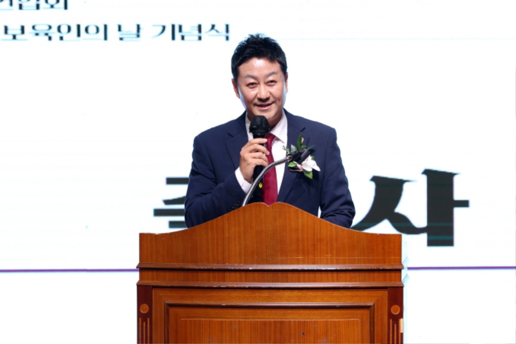 251014 김진경 의장, 시흥 보육인의 날 기념식 참석...“보육 현장의 어려움 살피고, 아이들이 행복한 환경 만들 것” (1).jpg