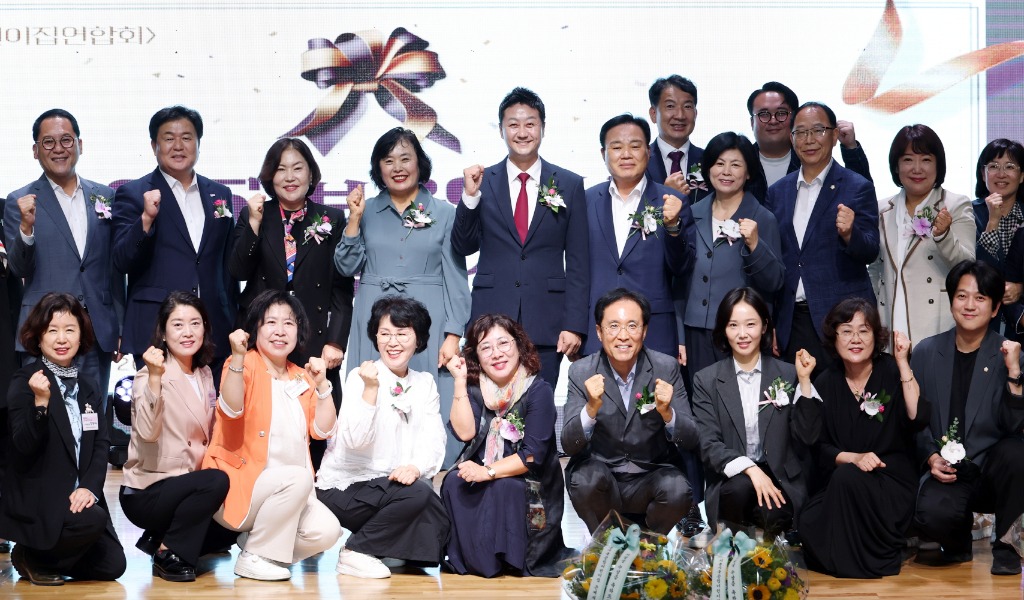 251014 김진경 의장, 시흥 보육인의 날 기념식 참석...“보육 현장의 어려움 살피고, 아이들이 행복한 환경 만들 것” (3).jpg