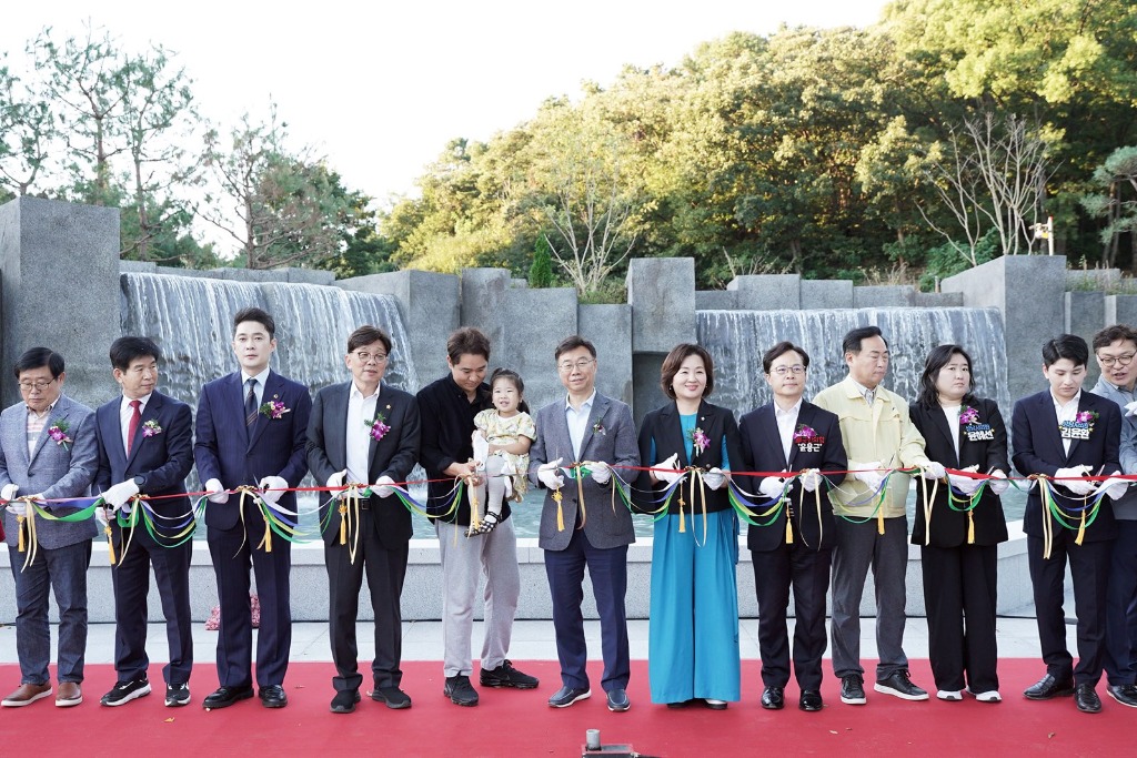 신상진 성남시장이 대원공원 내 테마공원 개장식(2부)에서 개장 테이프 커팅에 참여하고 있다.jpg
